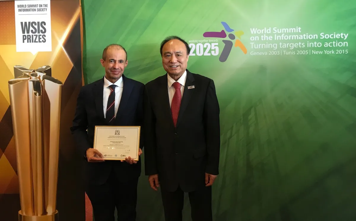 Receiving the WSIS Prizes 2019 Champion certificate, Geneva, 9 April 2019.